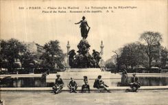 CPA Paris Place de la Nation Le Triomphe de la Republique Enfants