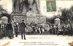 CPA Paris Fetes de la victoire 14 juillet 1919 DEvant le Cenotaphe La delegation Alsacienne Lorraine 