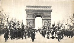 CPA 11 Novembre Les drapeaux des regiments dissous Militaria 