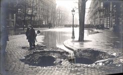VINTAGE POSTCARD Paris Large the Rising Of the Seine Collapse of the vault D a sewer
