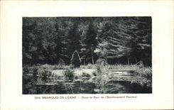 CPA Bagnoles De L Orne Dans le parc de l etablissement thermal