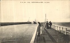VINTAGE POSTCARD Boulogne On Sea piers