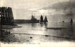 VINTAGE POSTCARD Boulogne on Sea the Two Piers Boats