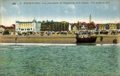 CPA Berck Plage Vue d ensemble de l Esplanade et le Casino Vue prise en mer Bateau