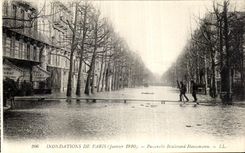 VINTAGE POSTCARD Paris Floods Of Footbridge Haussmann Boulevard