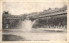 VINTAGE POSTCARD Paris Court of the Palais Royal