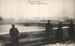 CPA Crue de la Seine Paris Le Pont de l Alma Tour Eiffel