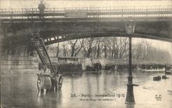 CPA Paris Inondations Quai de Passy Un Intrepide 