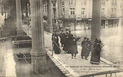 CPA La Crue de la Seine Quai de Passy Le pont de bateaux construit par le genie 