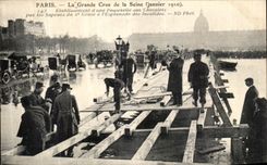 CPA Paris La Grande Crue de la Seine Etablissement d une passerelle aux Chevalets par les apeurs 