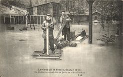 CPA La Crue de la Seine Janvier Un Radeau improvise dans un Jardin de la Rue Van Loo