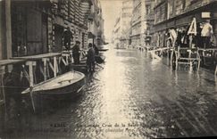 CPA Paris Etablissement de passerelles sur chevalet Rue Bellechasse