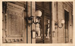CPA Paris Ecole Massillon Ancien hotel Fleubet Quai des Calestins Le vestibule Le monument des morts