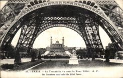 CPA Paris Le Trocadero Vu sous la Tour Eiffel