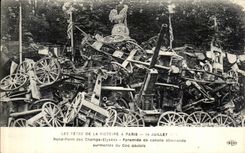 CPA Les Fetes De La Victoire A Paris 14 Juillet 1919 Rond point des Champs Elysees Pyramide de canons allemands coq