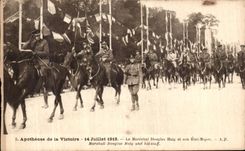 VINTAGE POSTCARD Apotheosis of the Victoire the Douglas Marshal Haig and his State Major Militaria