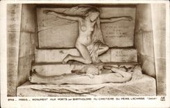 CPA Paris Monument Aux Morts par Bartholome Au Cimetiere Pere Lachaise