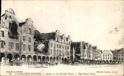 CPA Arras La grand place Militaria