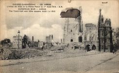 CPA Arras L Hotel de Ville et La Petite Place Militaria
