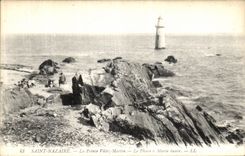 VINTAGE POSTCARD Saint Nazaire the Point Martin City the Lighthouse has High tide