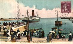 VINTAGE POSTCARD Saint Nazaire the new Entry Departure of Versailles Boat