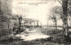 Paredes de Guerande de la POSTAL de la VENDIMIA de L aTour Jean santo con la torre de la ciudad