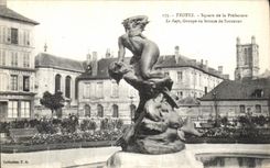 CPA Troyes Square de La Prefecture Le Rapt Groupe en Bronze de Suchetet