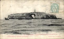 VINTAGE POSTCARD Pouliguen Pierre Percee has Quarte Miles of the Dimension