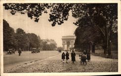 CPA Paris En Flanant L Avennue Foch 