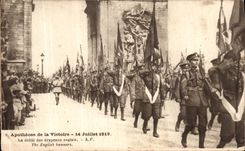 CPA Apotheose de la Victoire Le Defile des Drapeaux Anglais 14 juillet 1919 Militaria