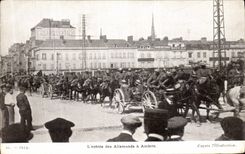 CPA L Entree des Allemands a Amiens Militaria