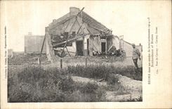 CPA Reims dans ses annees de Bombardements Rue de Cernay Militaria