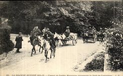 CPA La Grande Guerre Convoi de Spahis Marocains Traversant la Foret de Compiegne 