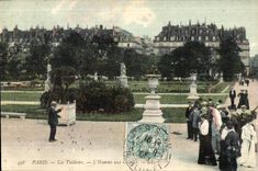 CPA Paris Les Tuileries L Homme aux Oiseaux