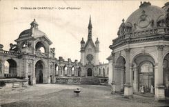 VINTAGE POSTCARD Castle Of Chantilly Court D Honor