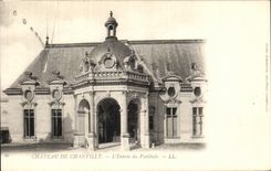 VINTAGE POSTCARD Castle of Chantilly L Entered of the hall