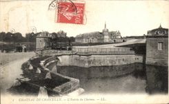 VINTAGE POSTCARD Castle of Chantilly L Entered of the Castle