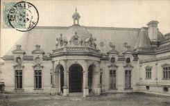 VINTAGE POSTCARD Chantilly Castle Entered of the large hall