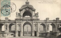 VINTAGE POSTCARD Castle of Chantilly Carries court D honor