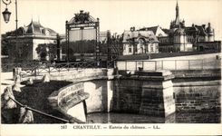 VINTAGE POSTCARD Chantilly Entered of the Castle