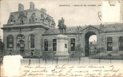 CPA Chantilly Statue du Duc d Aumale