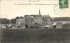 CPA Chateau De Chantilly Entree Principale Un Jour de Visite