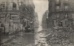 CPA Paris Crue de la Seine Janvier 1910 Rue de Lille Affiche Samaritaine 
