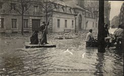 VINTAGE POSTCARD Paris the Great Rising of the Seine Caretaker of the boulevard Saint Germain saving a tenant