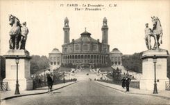 VINTAGE POSTCARD Paris Trocadero