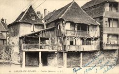 VINTAGE POSTCARD Dirtied De Bearn Old women Houses