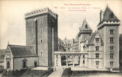 VINTAGE POSTCARD Pau the Castle Keep Frontage And Entered