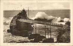 CPA Biarritz Le Rocher De La Vierge Un Jour De Gros Temps 