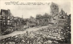 CPA Arras L Hotel de Ville et La Place Militaria 