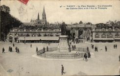 CPA Nancy La Place Stanislas Vue d ensemble des Galeries Here et de l Arc de TRiomphe 